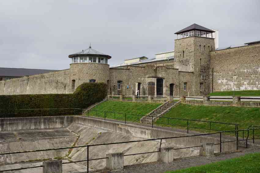 vstupni-brana-do-tabora-mauthausen.jpg